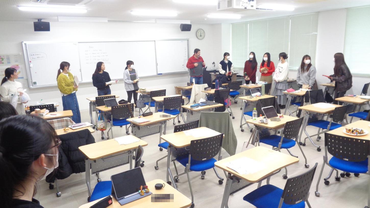 準備したクリスマスプレゼント交換をしようとしている学生たちの写真