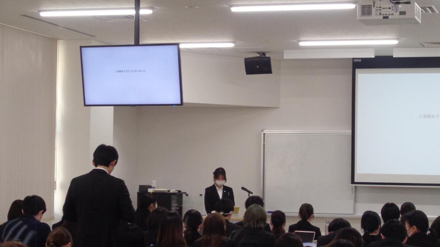 発表者に発表の感想を述べている学生と、聴講している学生たちの写真