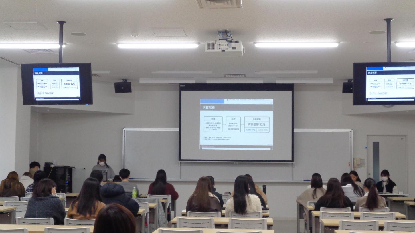 発表者と聴講している学生たちの写真