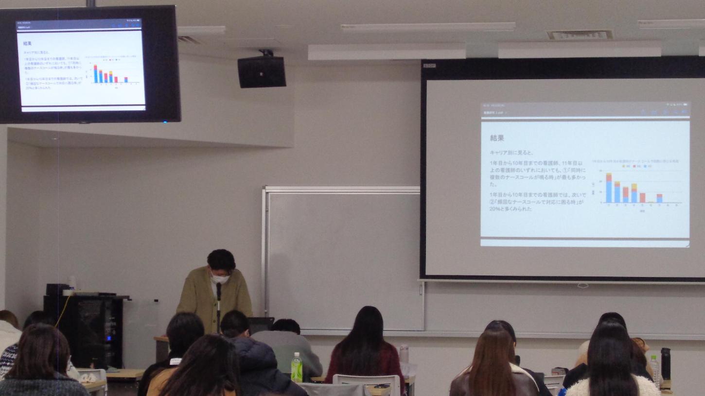 発表者と聴講している学生たちの写真