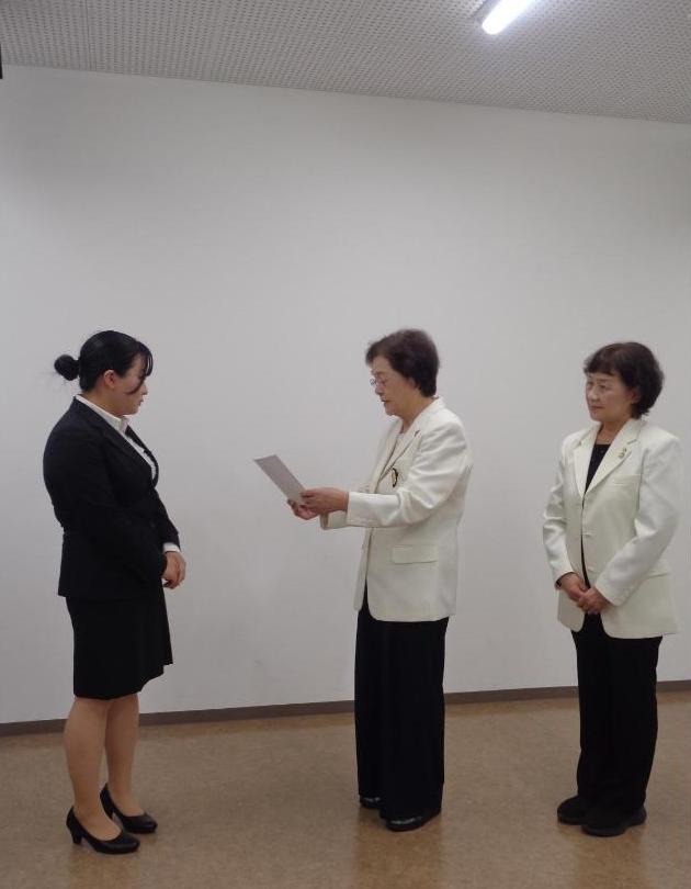 国際ソロプチミストささやまの方々から表彰を受ける2年生の写真