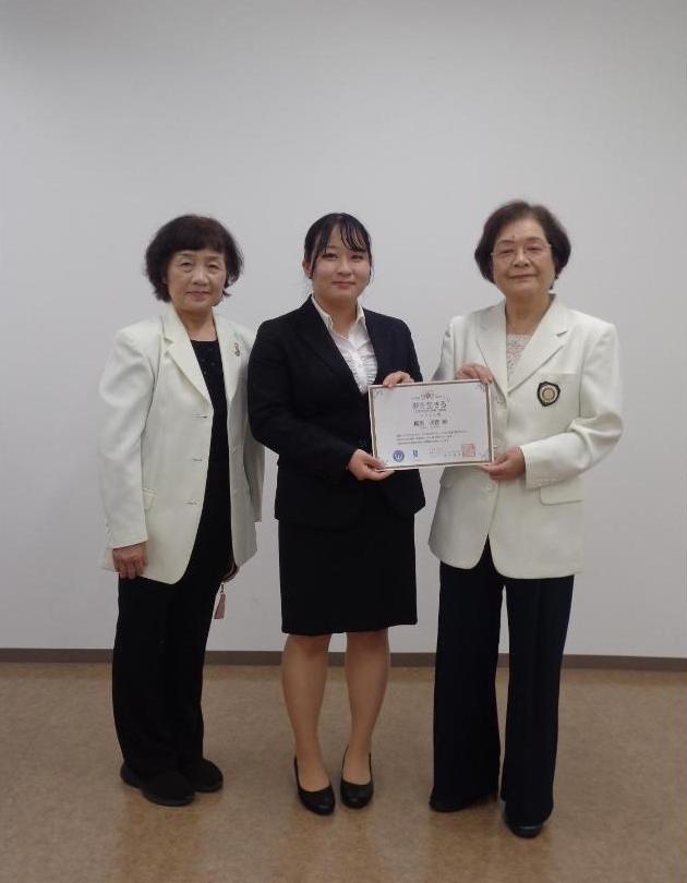 国際ソロプチミストささやまの方々と表彰を受けた2年生の写真