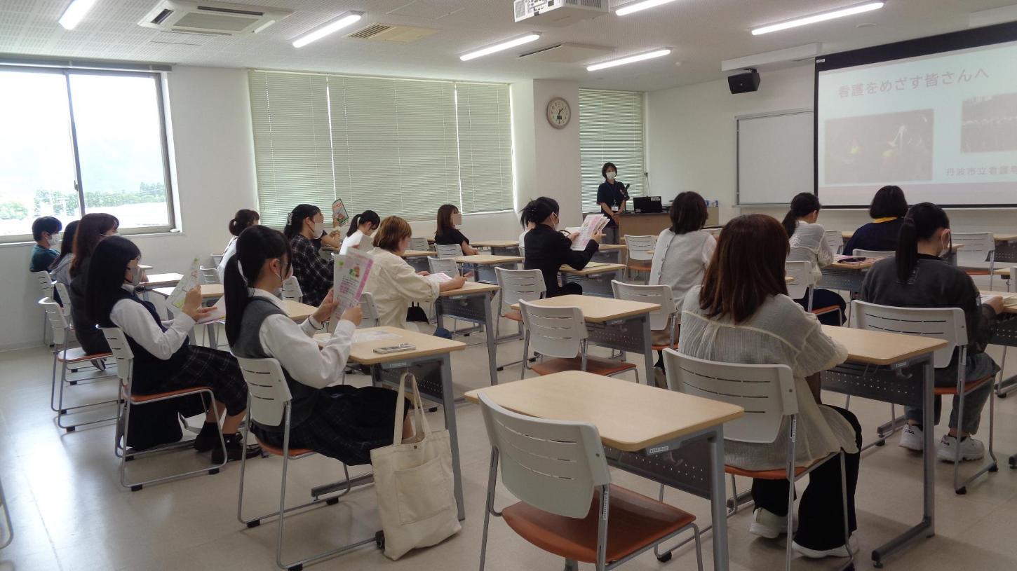 教室で看護師についての説明を聞いている参加者たちの写真