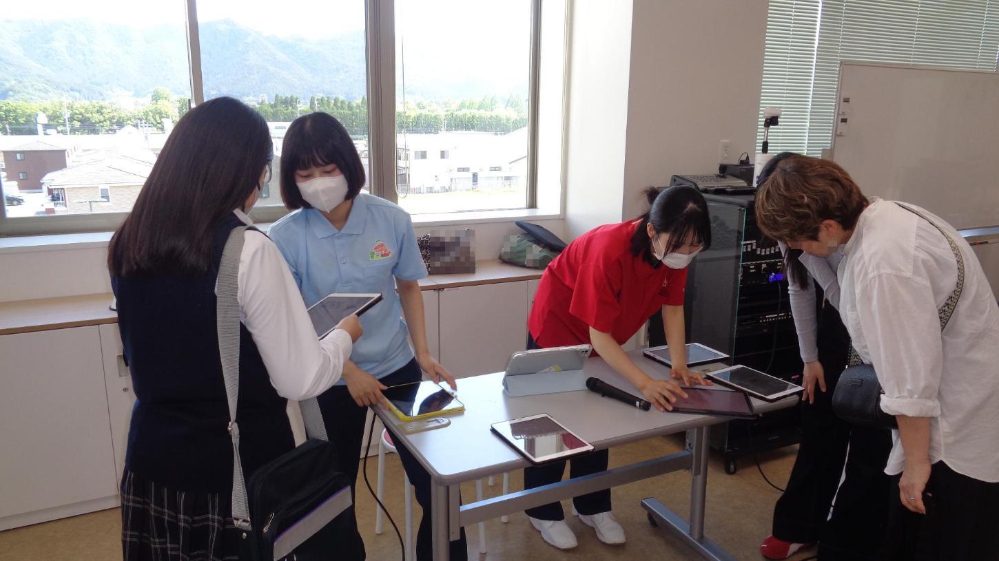 実習室で電子教科書の説明を聞いている参加者たちの写真