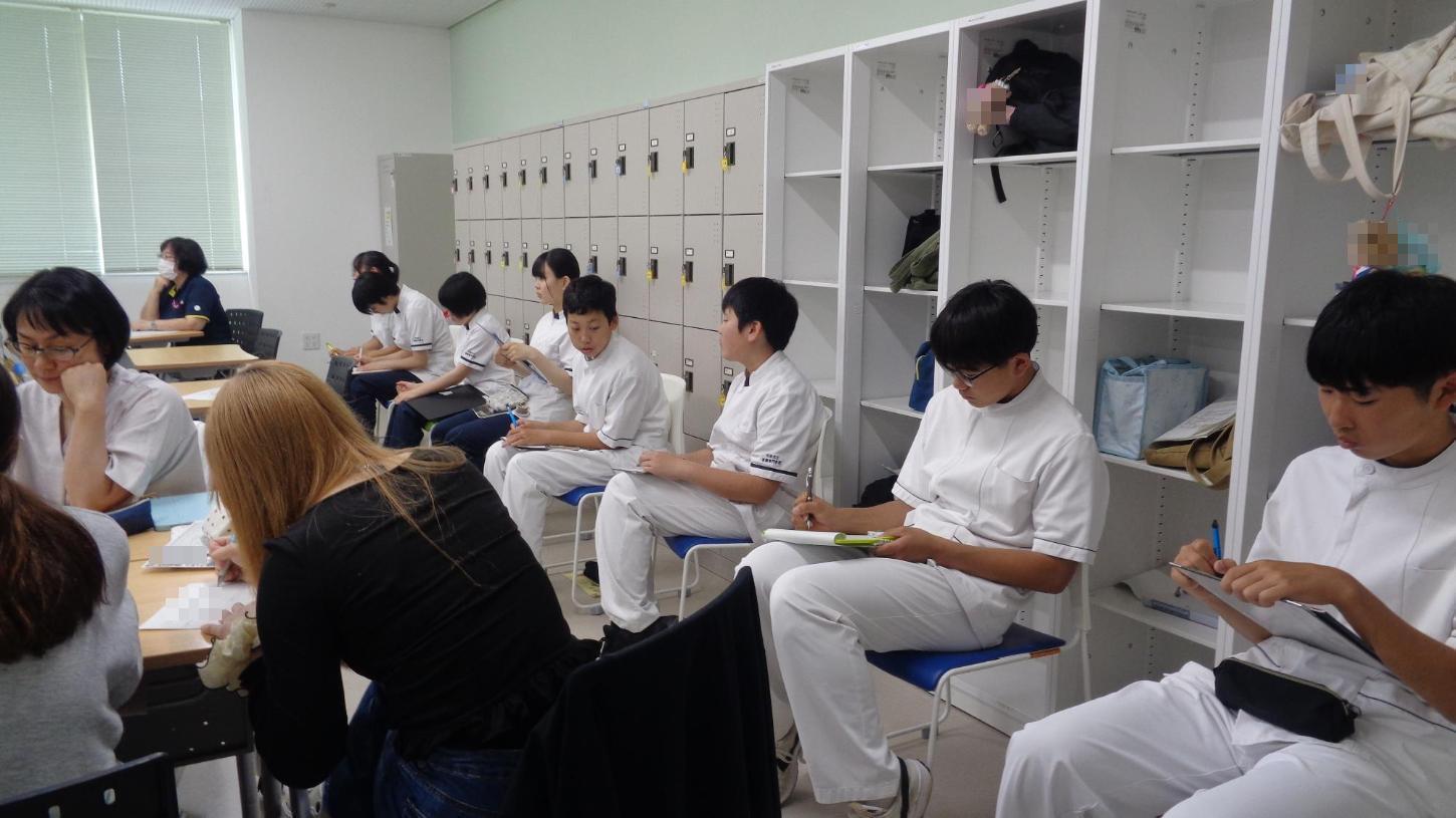 2年生の授業に参加して、メモを取っている中学生達の写真