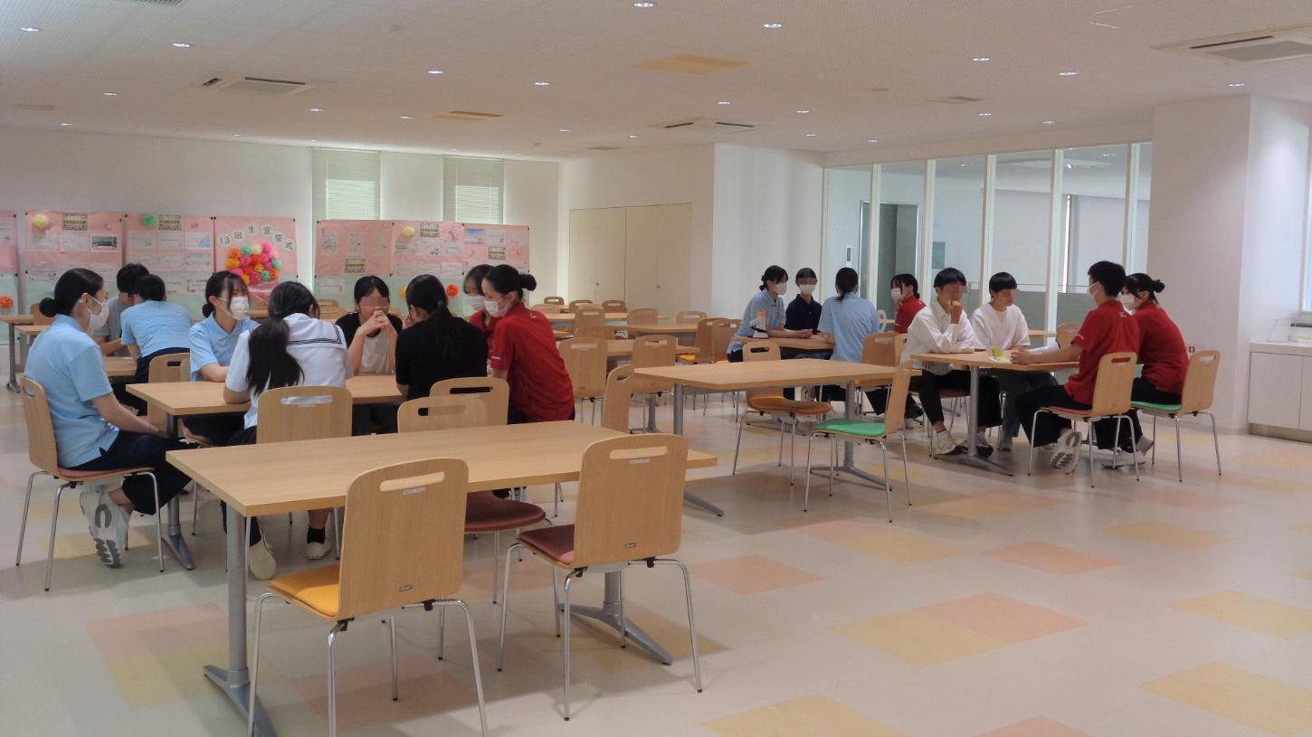 学生が参加者に学校生活などを話しているところの写真