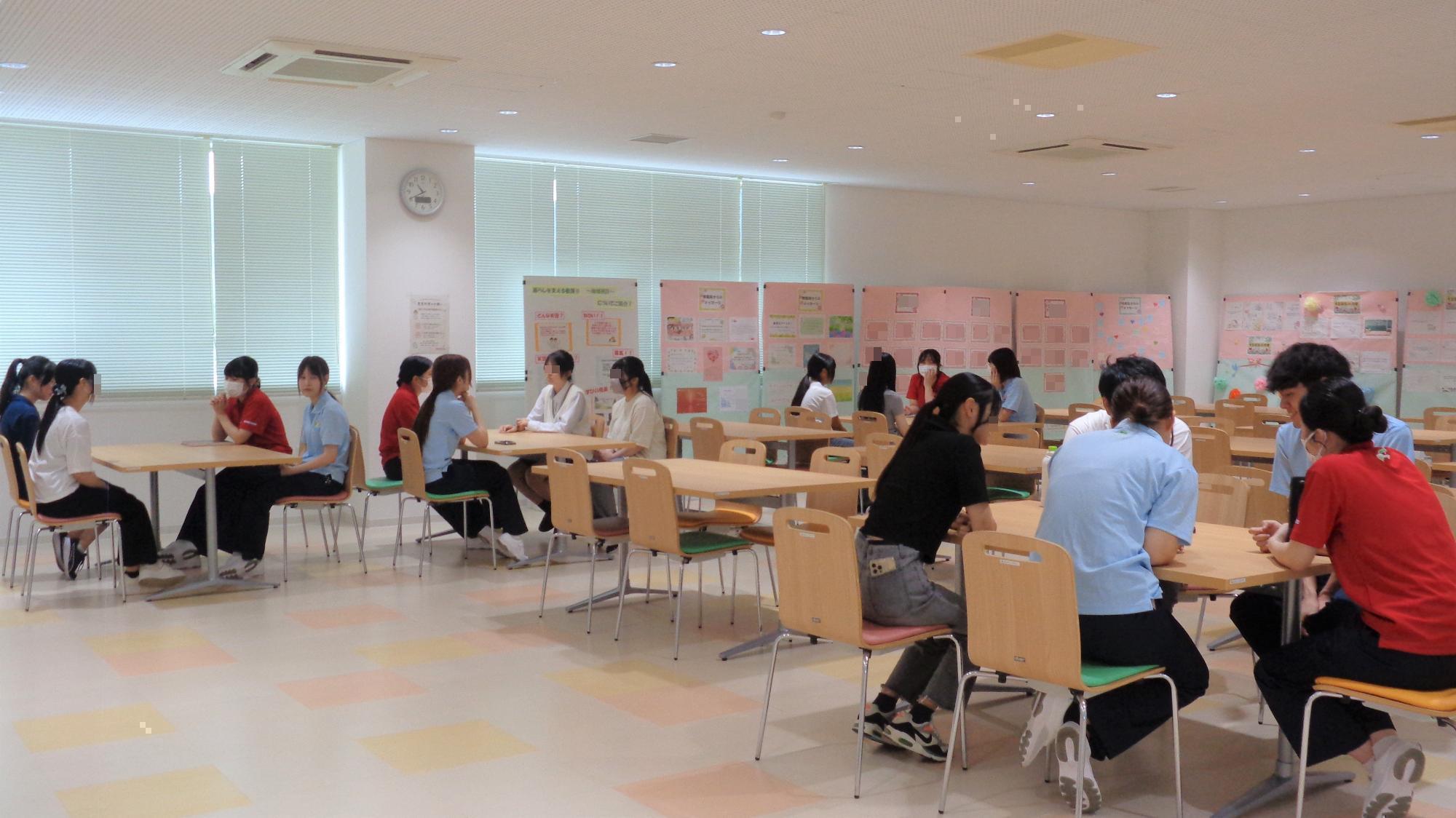参加者が学生と交流しているところの写真