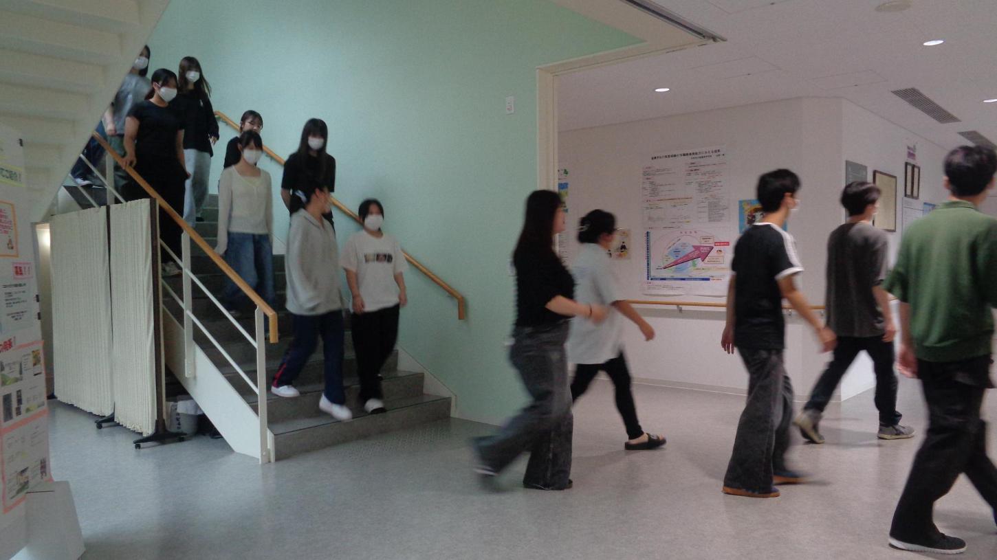 列をなして階段を下りている学生たちの写真