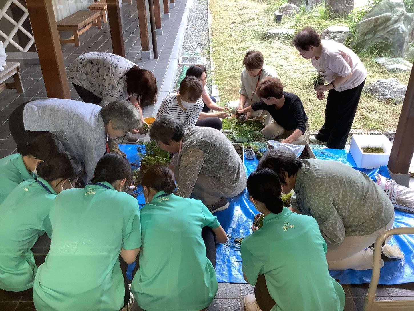 OB大学の学生から『苔玉作り』を教わっているところの写真