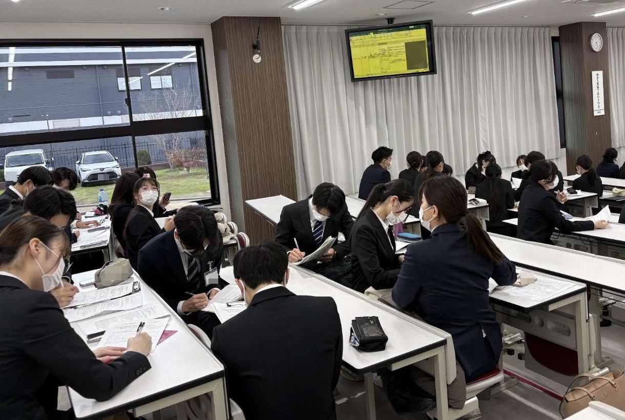 グループごとに分かれた学生たちが話し合いをしている写真