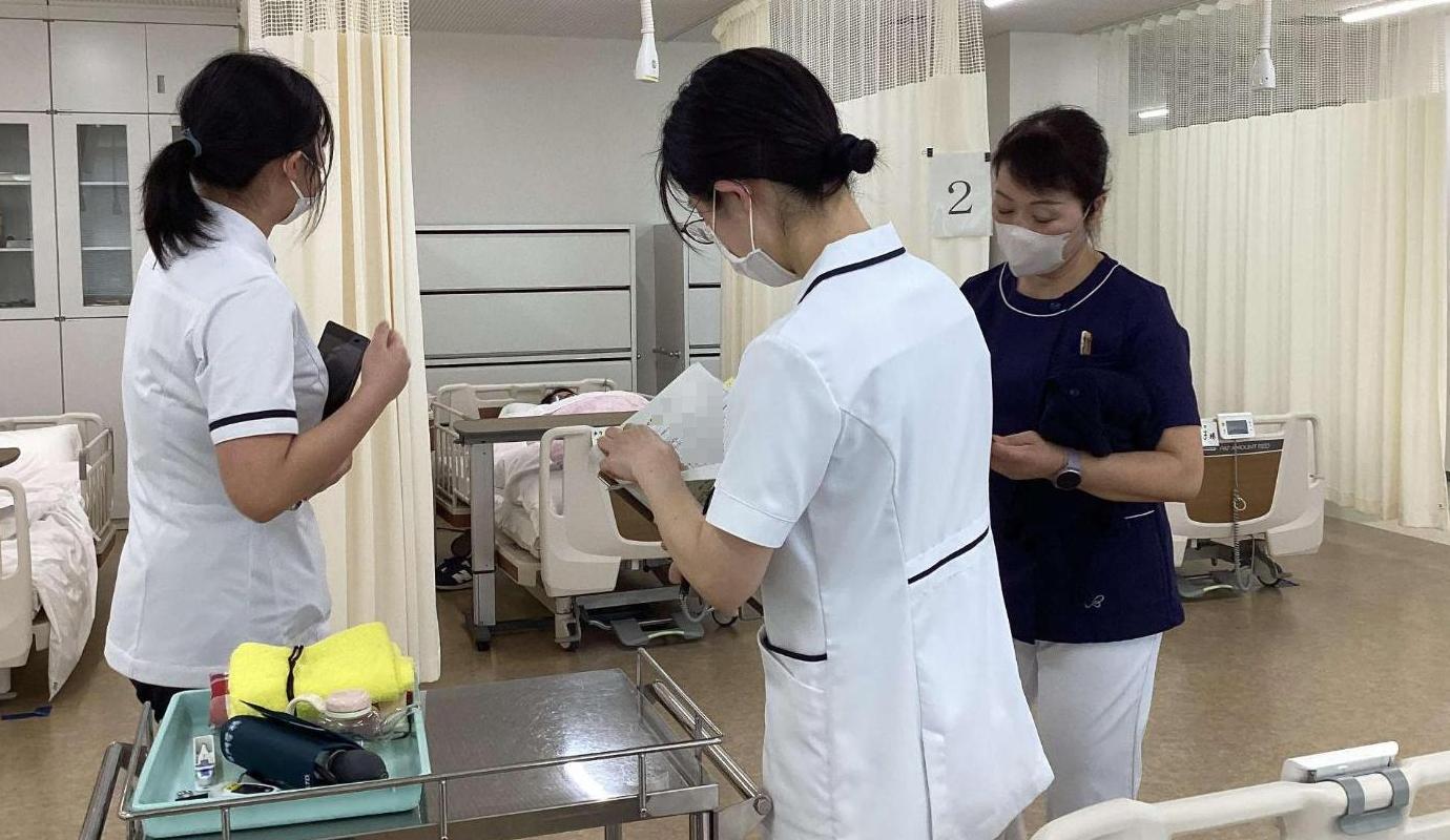 実施後、学生が教員にアドバイスを受けているところの写真