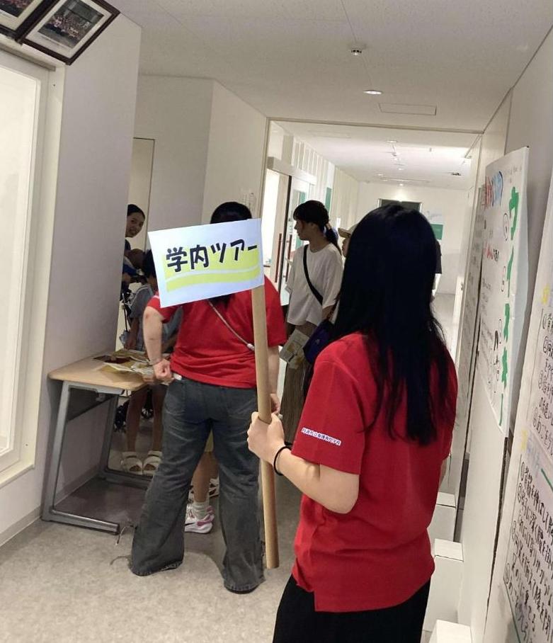 参加者の方々が受付をして、学内ツアーに出発しようとしているところの写真
