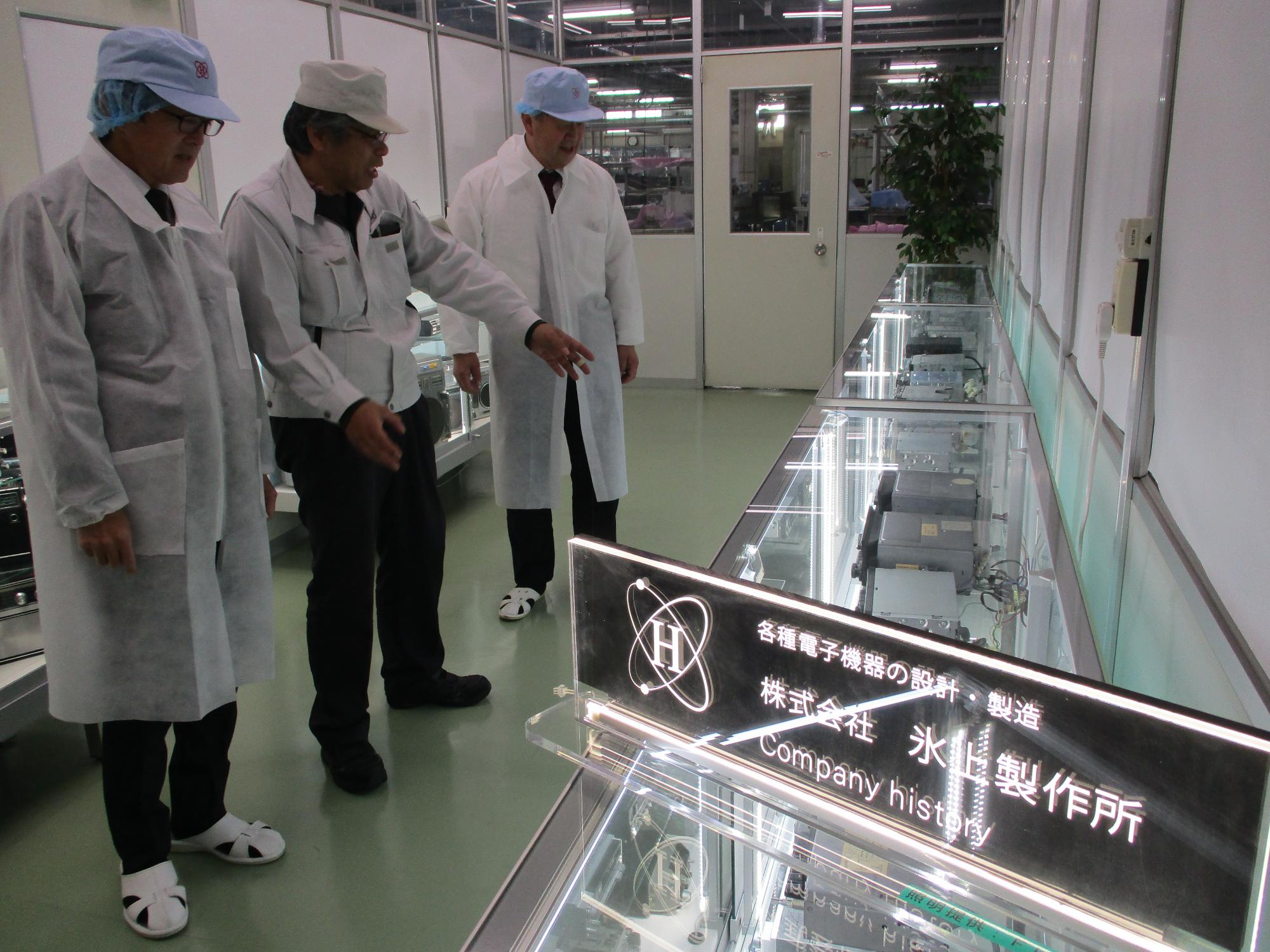 市長が説明を受けている様子