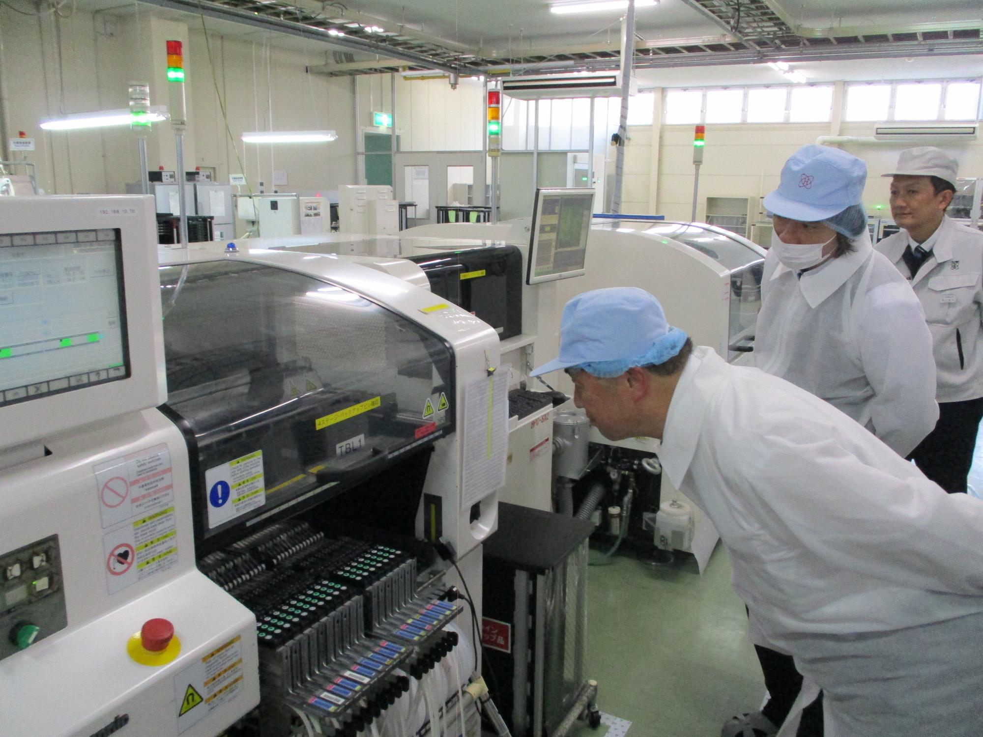 市長が機械を見学している様子