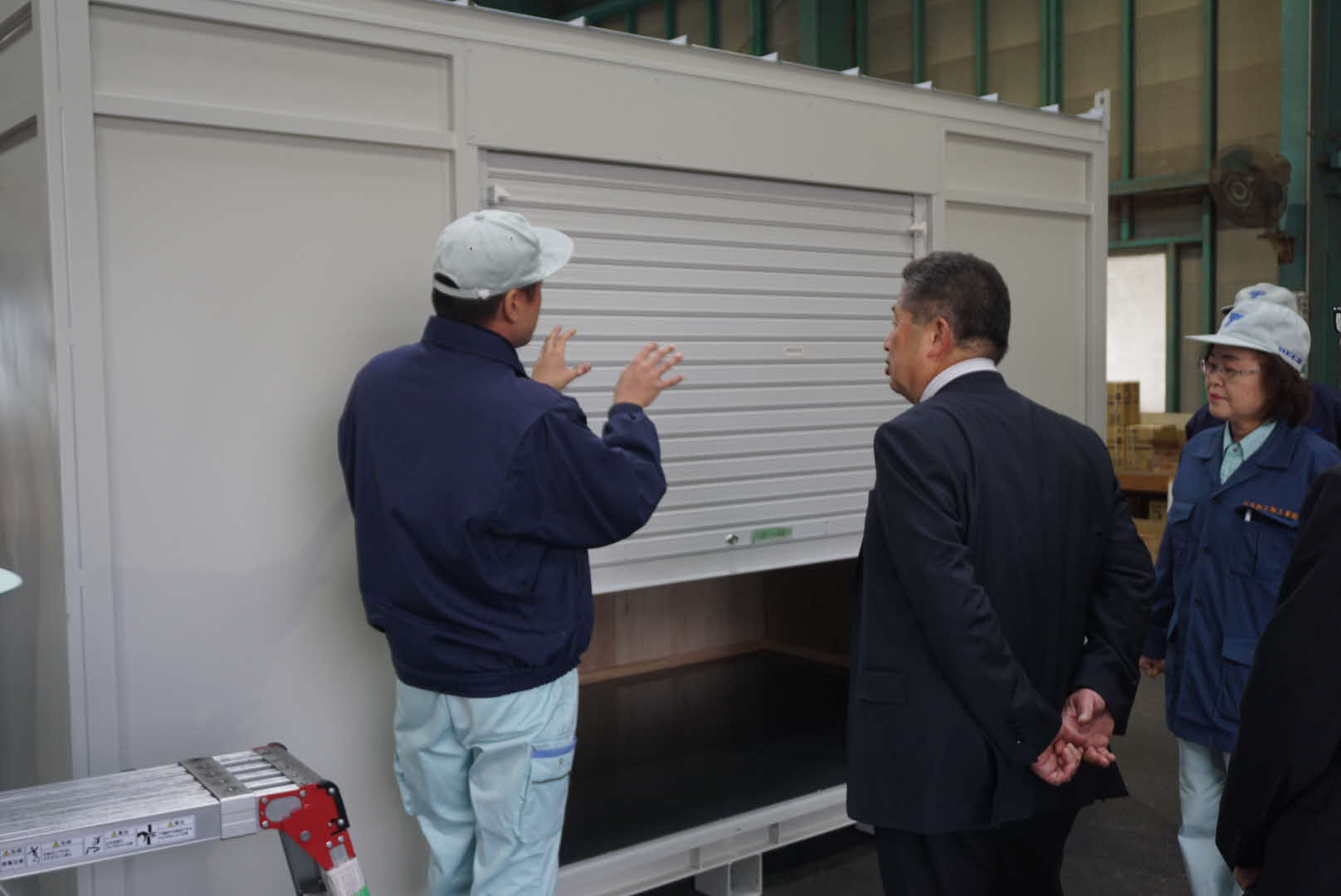 林時彦市長が製品の説明を聞いている様子