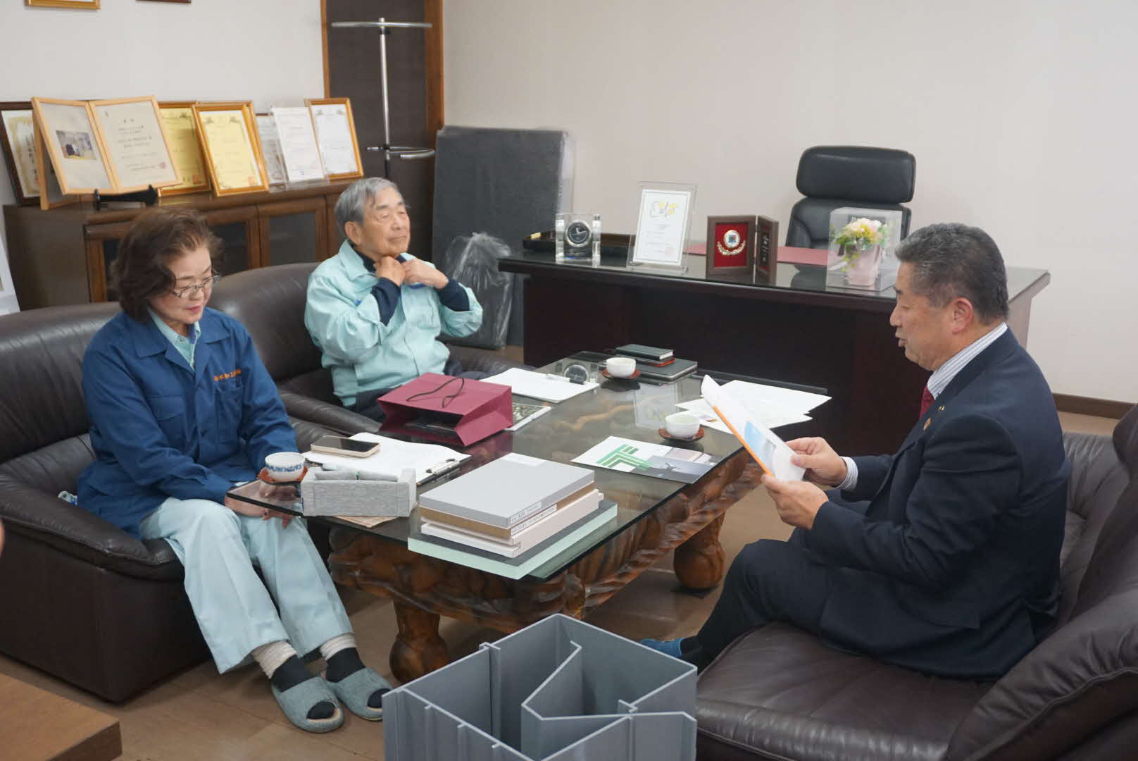 林時彦市長が会社の方と意見交換をする様子