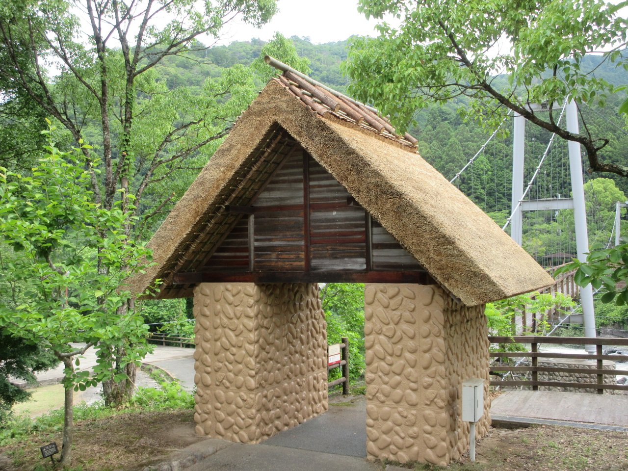 茅葺屋根 吊り橋
