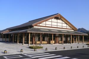 三角屋根の茶色い大きな木製の建物の写真