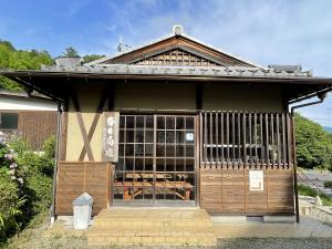 「春日局庵」と書かれた看板のある日本家屋の入り口の写真