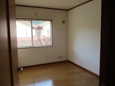 正面に窓がある、白い壁でフローリングの部屋の写真