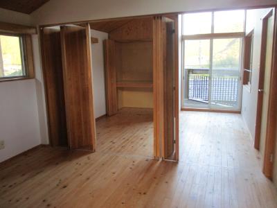 家具などが何も置かれていない部屋の内装を撮影した写真