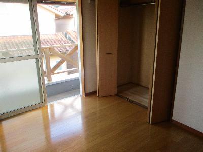 2階のフローリングの部屋で、正面に大きな窓があり右にクローゼットがある写真