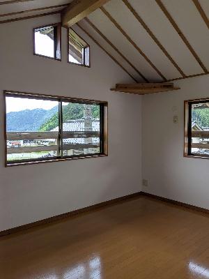 2階にある白い壁でフローリングの部屋