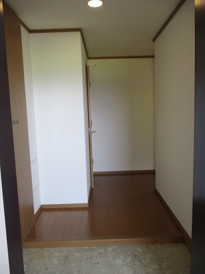 玄関から撮影した各部屋につながる扉がある写真