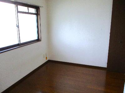 左に窓がある、白い壁のフローリングの部屋の写真