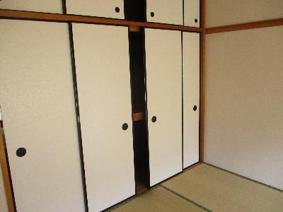上下に4枚ずつふすまが付いた押入れのある和室
