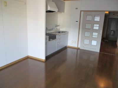 家具などが何も置かれていない部屋の内装を撮影した写真