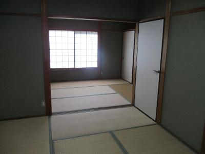 緑の壁のある二部屋の和室を撮影した写真