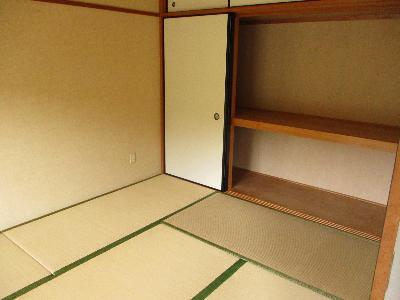 奥にふすま付きの押入れがある和室