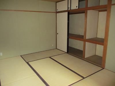 右側に白い襖の押入れがある和室