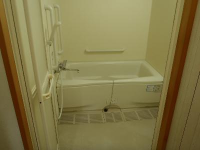 折戸を開けて撮影した白を基調とした浴室の写真