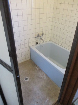 折戸を開けて撮影した白を基調とした浴室の写真