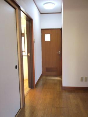 玄関から見た、和室とダイニングにつながる廊下の写真