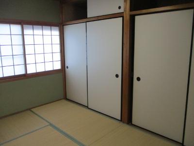 奥に窓があり、左側に襖の押入れがある2階の和室の写真