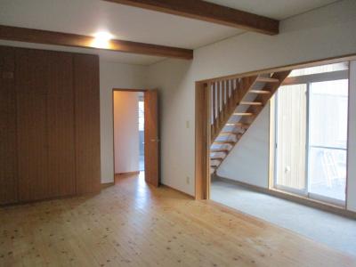 家具などが何も置かれていない部屋の内装を撮影した写真