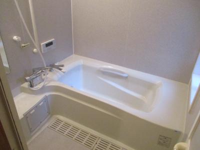 白を基調とした浴室の写真
