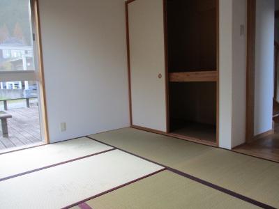 家具などが何も置かれていない部屋の内装を撮影した写真