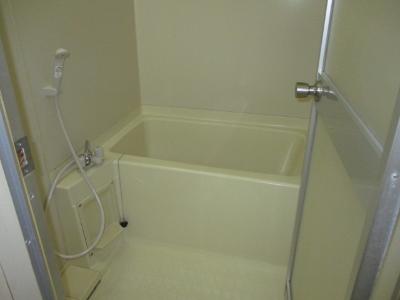 押戸を開けて撮影した白を基調とした浴室の写真
