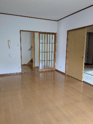 リビングから和室と階段を撮影した写真