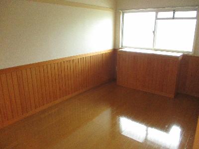 家具などが何も置かれていない部屋の内装を撮影した写真