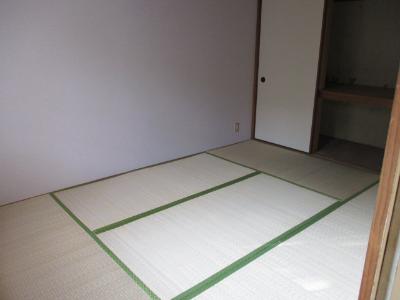 奥に押入れのある白い壁の和室の写真