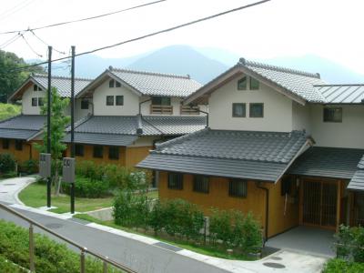 瓦葺屋根の2階建ての建物が三棟並んだ写真