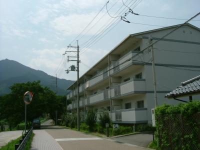 3階建ての集合住宅団地の外観を斜めから撮影した写真