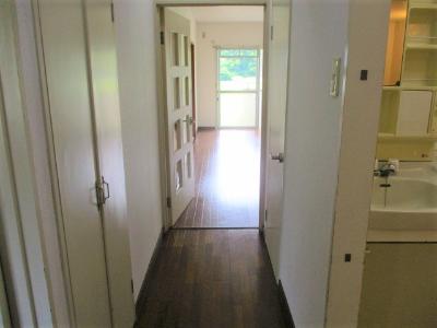 玄関から撮影した各部屋につながる扉がある写真