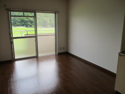 家具などが何も置かれていない部屋の内装を撮影した写真