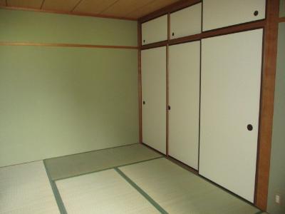 家具などが何も置かれていない部屋の内装を撮影した写真
